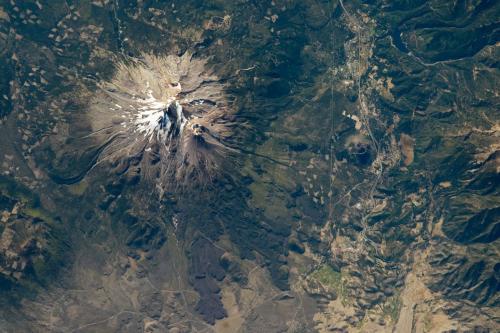Mt_Shasta_from_the_air.jpg