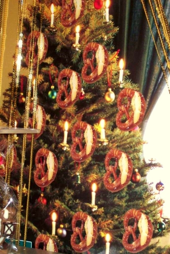 pretsels_on_christmas_tree1.jpg