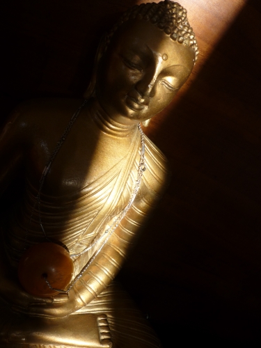 Buddha_with_wheel_of_amber1.jpg
